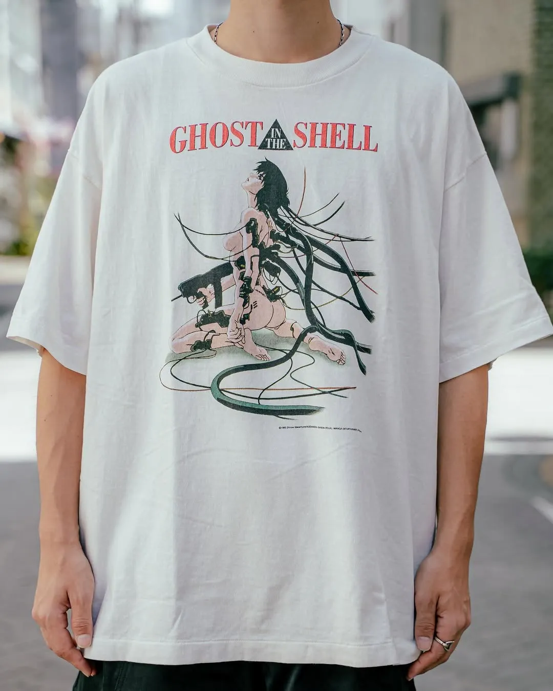SAINT Mxxxxxx x GHOST IN THE SHELL ' GITS ' SS TEE/WHT Classic Big IP Ghost in the Shell co-branded Suzi Charge/Suzi Character TEE Off-white S-XL Cylindrical side seamless fabric 220g high gram weight OE yarn ⚠️Note: It is almost meaningless if it is not a cylindrical fabric Customized joint main mark/joint wash mark/little angel anti-counterfeiting label Original factory level printing factory Top purchasing agent level